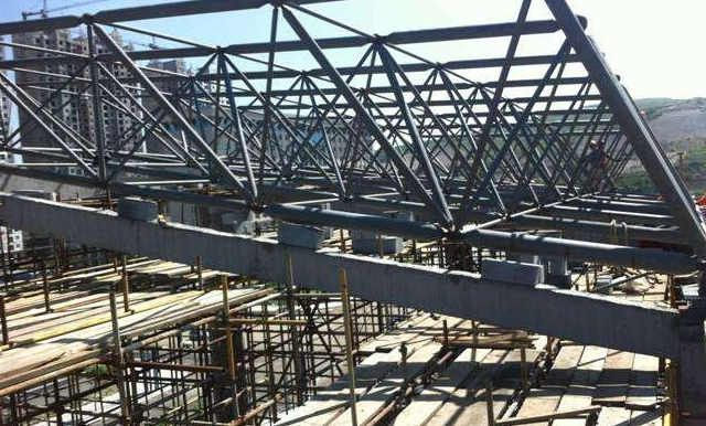 汕头简述网架公司的黑色压型钢板的吊装步履